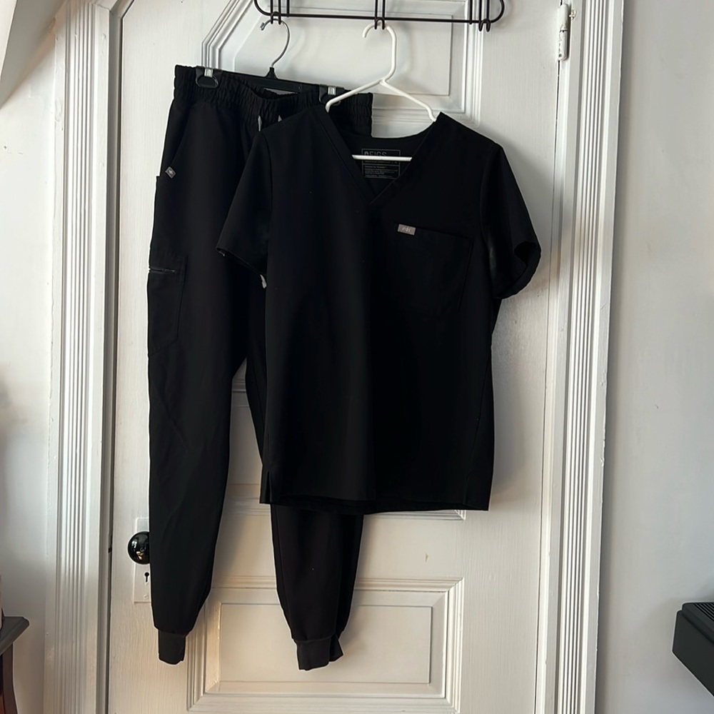 FIGS MEDIUM SET BLACK (LEG ZIPPER BROKEN)